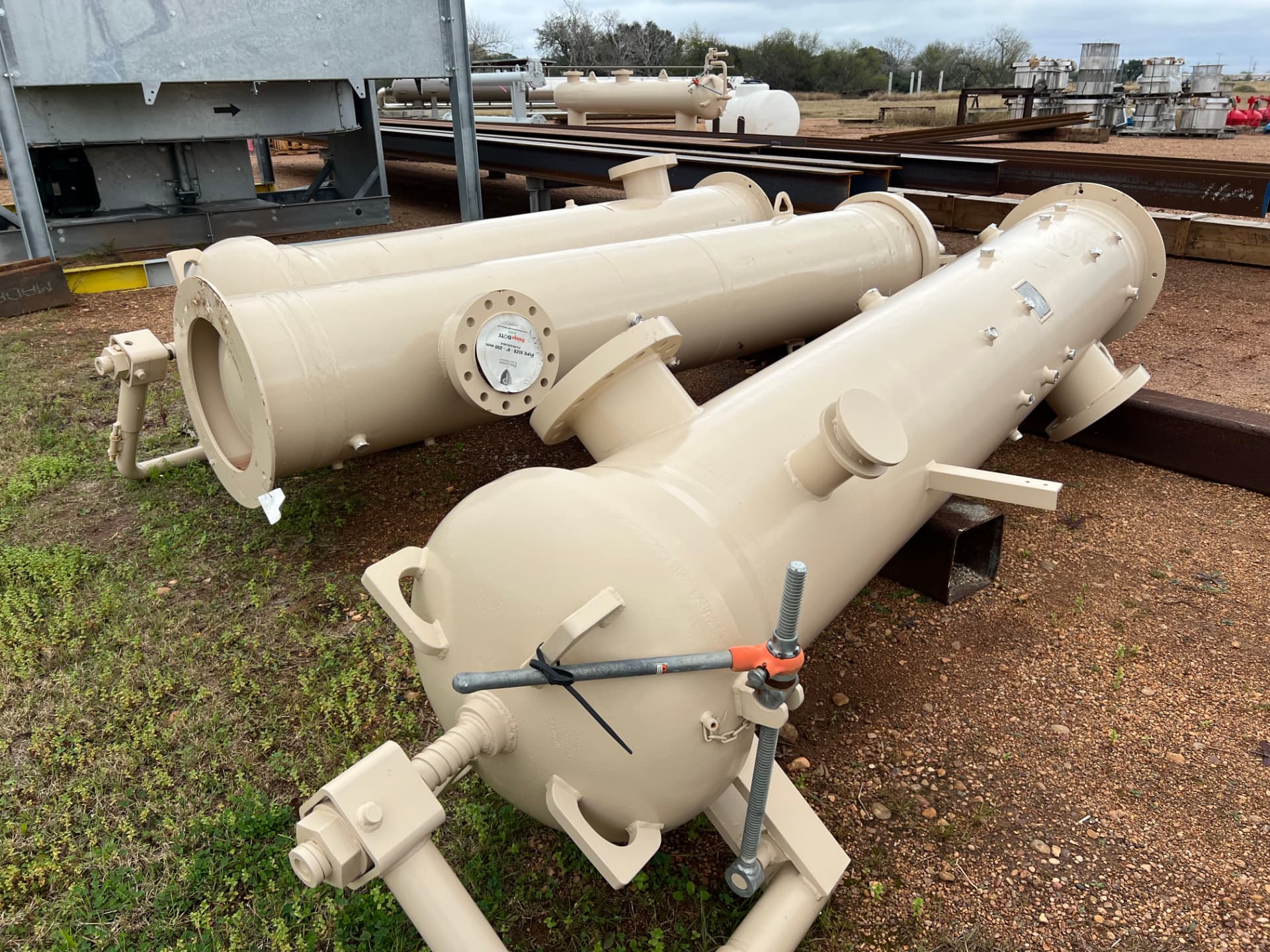 Coalescing filter separator vessels in yard
