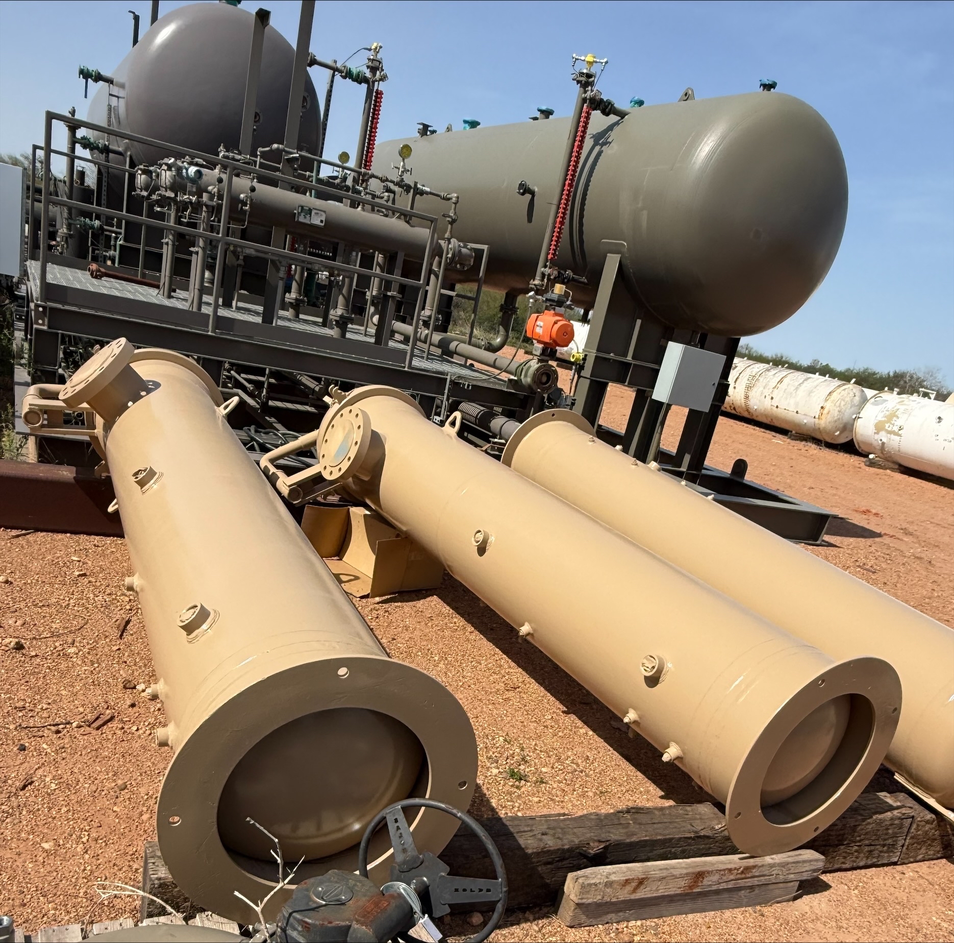 Vertical coalescing filter separator end view
